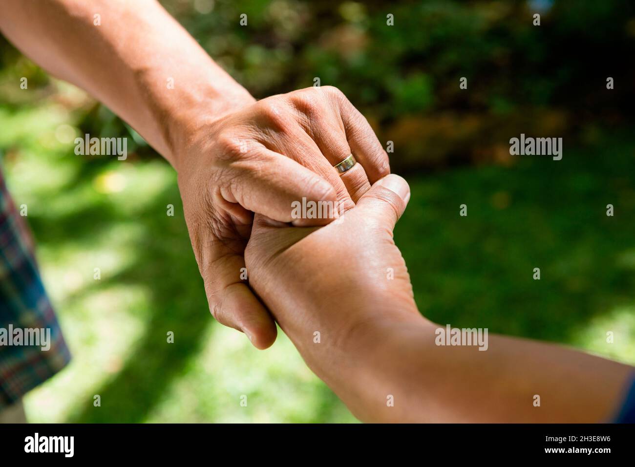 Nahaufnahme eines älteren Paares mit Händen | Modellgenehmigung verfügbar Stockfoto