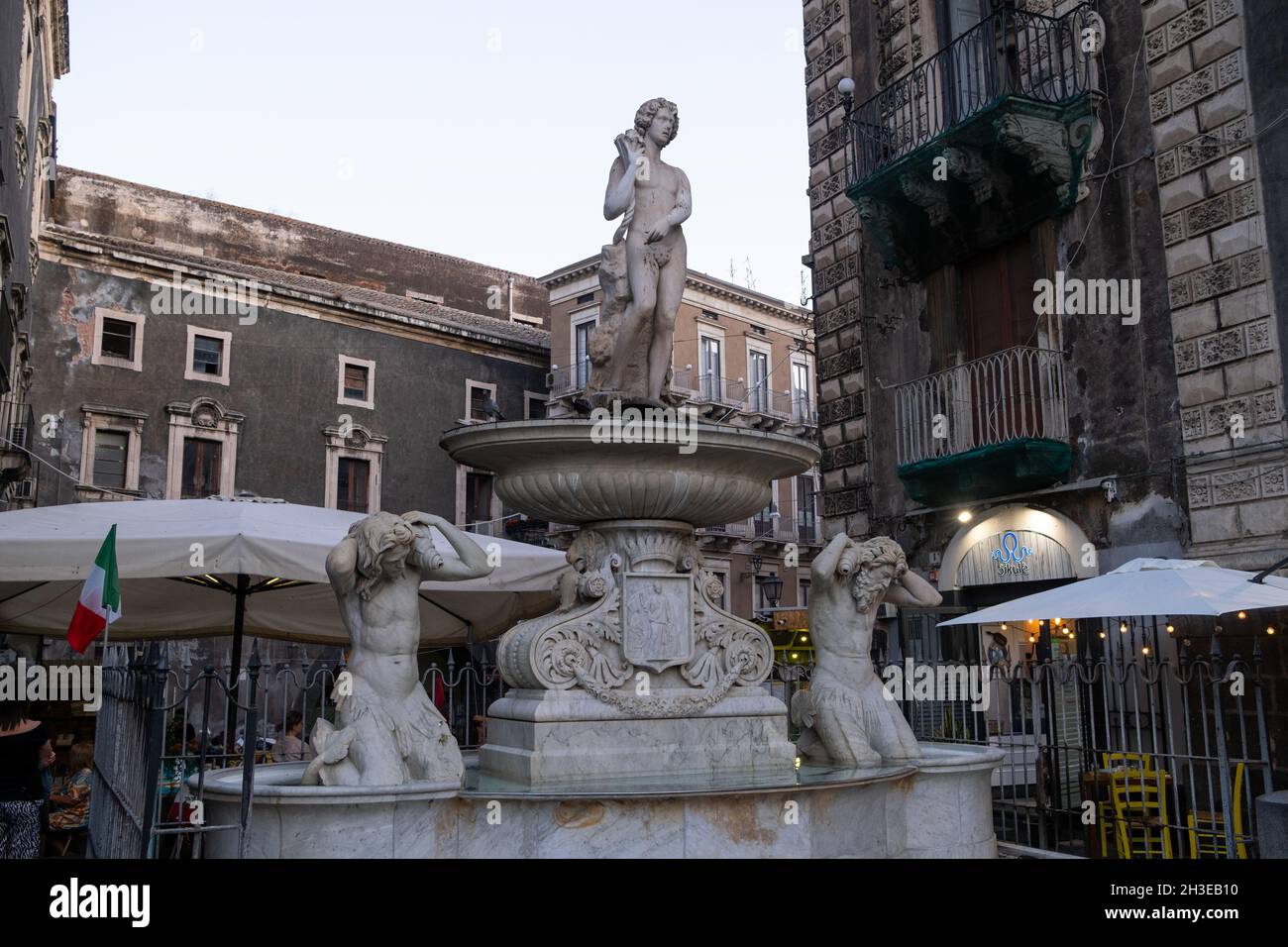 Catania, Sizilien - 14. Juli 2021: Brunnen Amenano Stockfoto