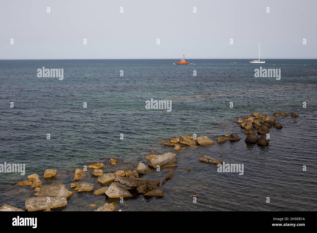 Steine auf dem Hintergrund des Meeres Stockfoto