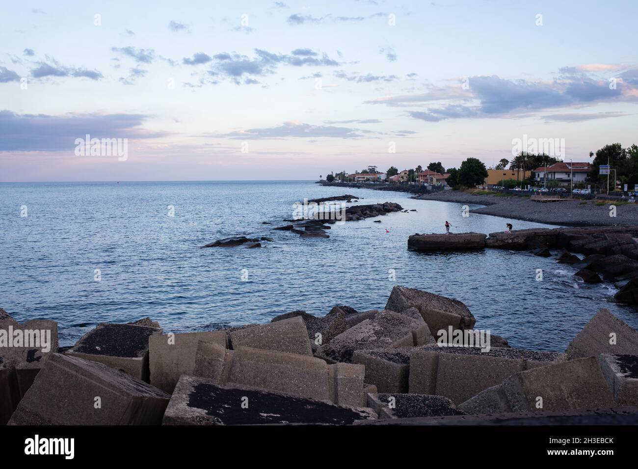 Riposto, Sizilien - 22. Juli 2021: Strand von Riposto, Sizilien Stockfoto
