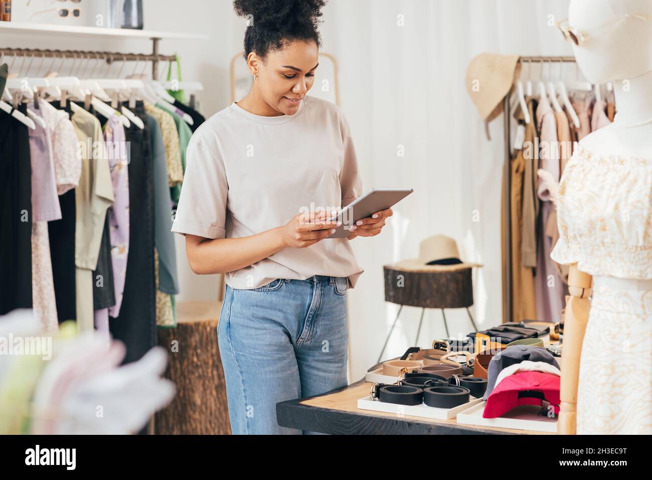 Geschäftsfrau mit digitalem Tablet in einer Boutique. Verkäuferin, die in einem Einzelhandelsgeschäft arbeitet. Stockfoto