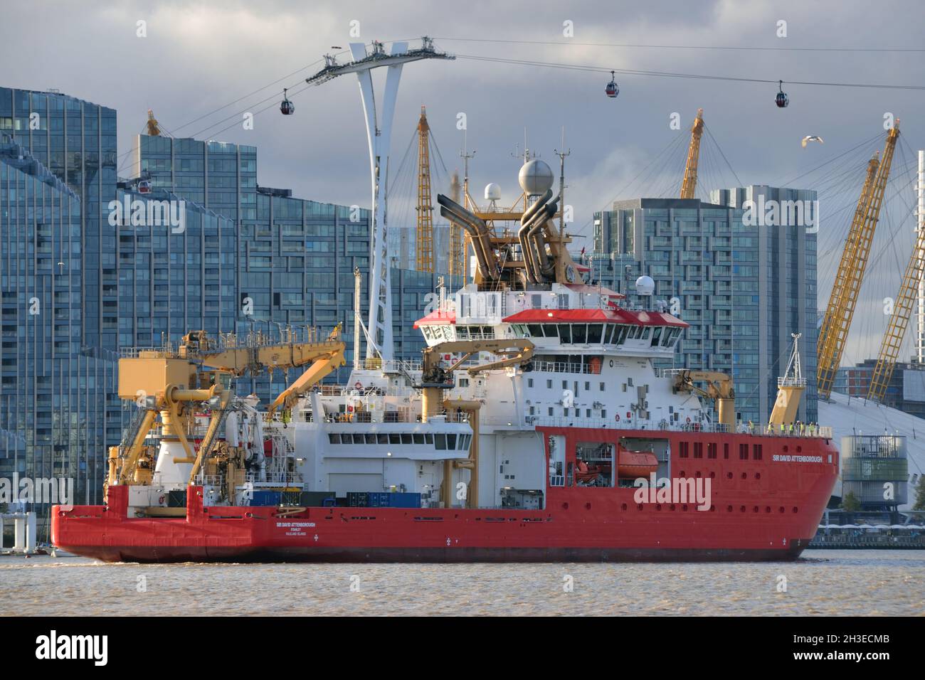 Das Polarforschungsschiff RRS Sir David Attenborough kommt zum ersten Mal auf der Themse in London an Stockfoto