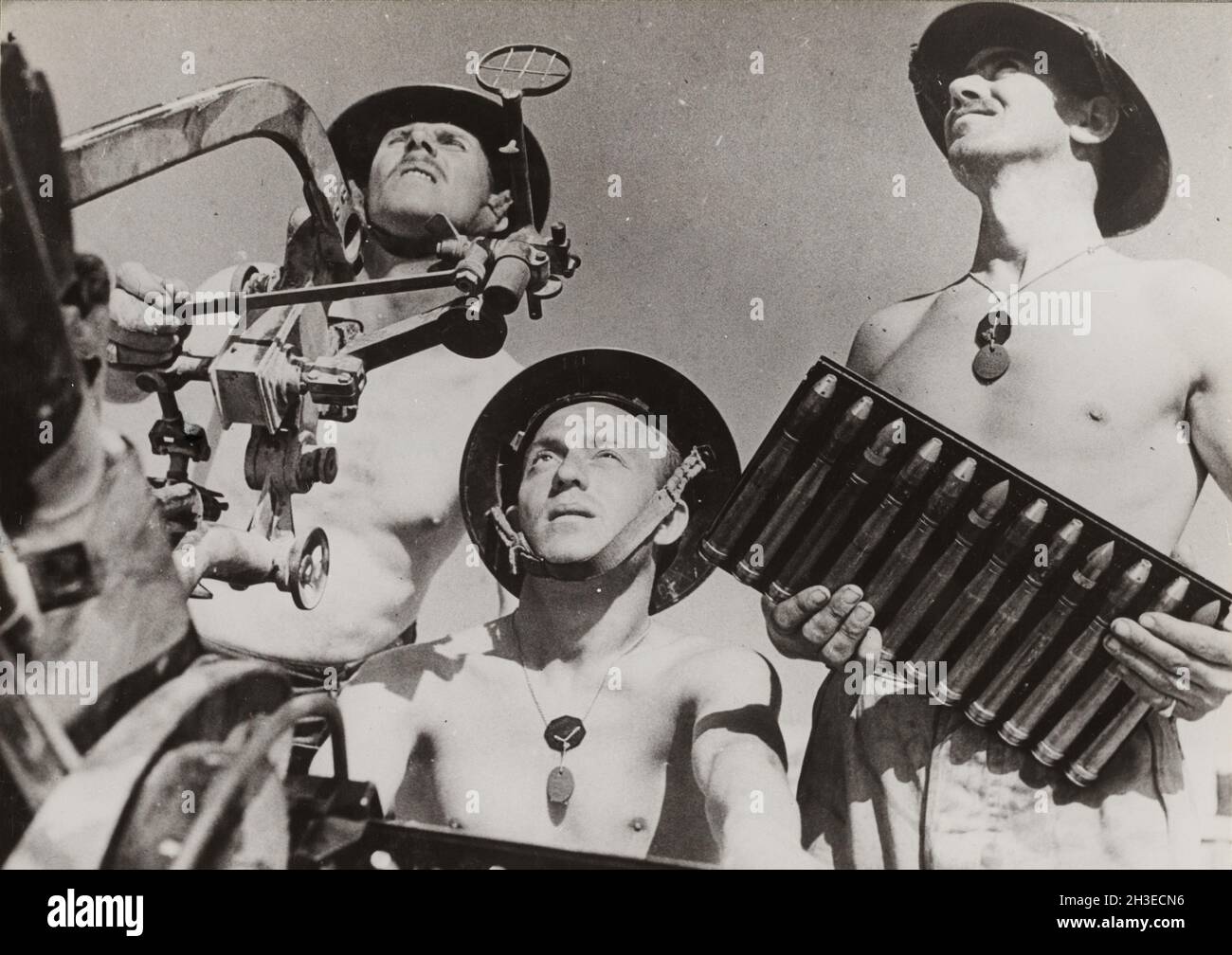 Ein Vintage-Foto aus der Zeit um 1941, auf dem britische Soldaten während des Zweiten Weltkriegs in Libyen, Nordafrika, eine Luftabwehrkanone bemechten Stockfoto
