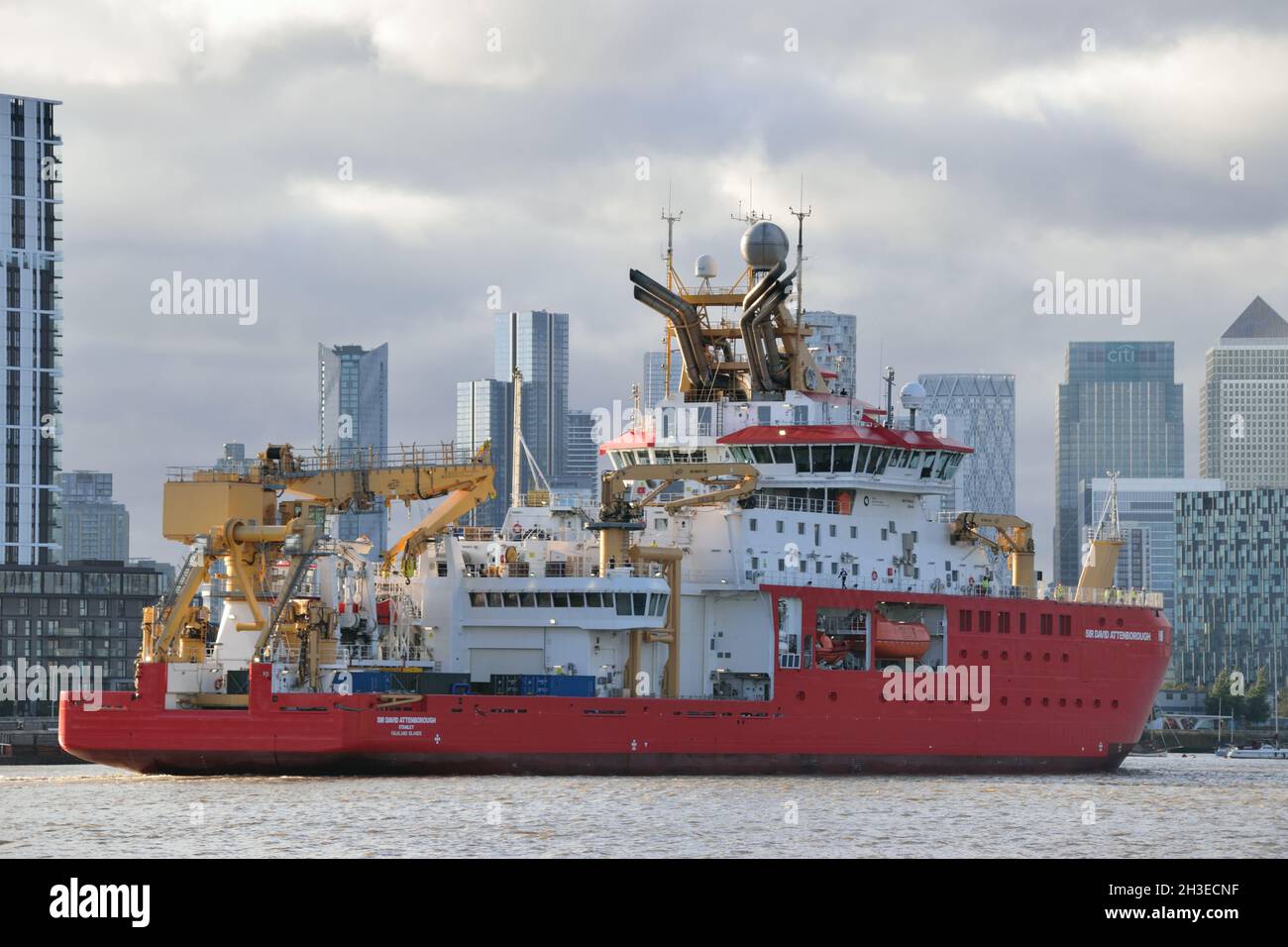 Das Polarforschungsschiff RRS Sir David Attenborough kommt zum ersten Mal auf der Themse in London an Stockfoto