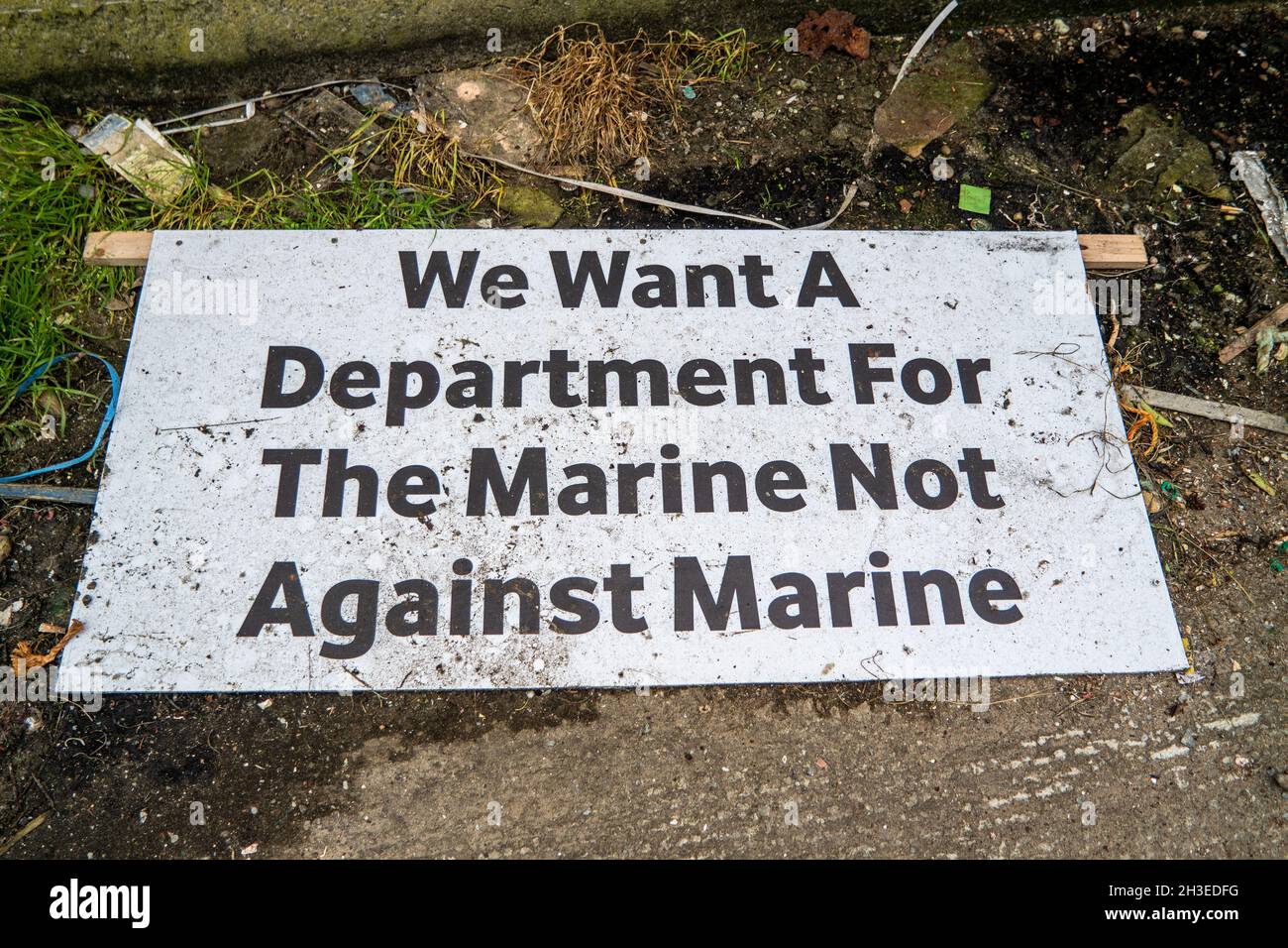LENAN, IRLAND - SEPTEMBER 22 2021 : Sign Saying Wir wollen eine Abteilung für die Marine nicht gegen die Marine. Stockfoto