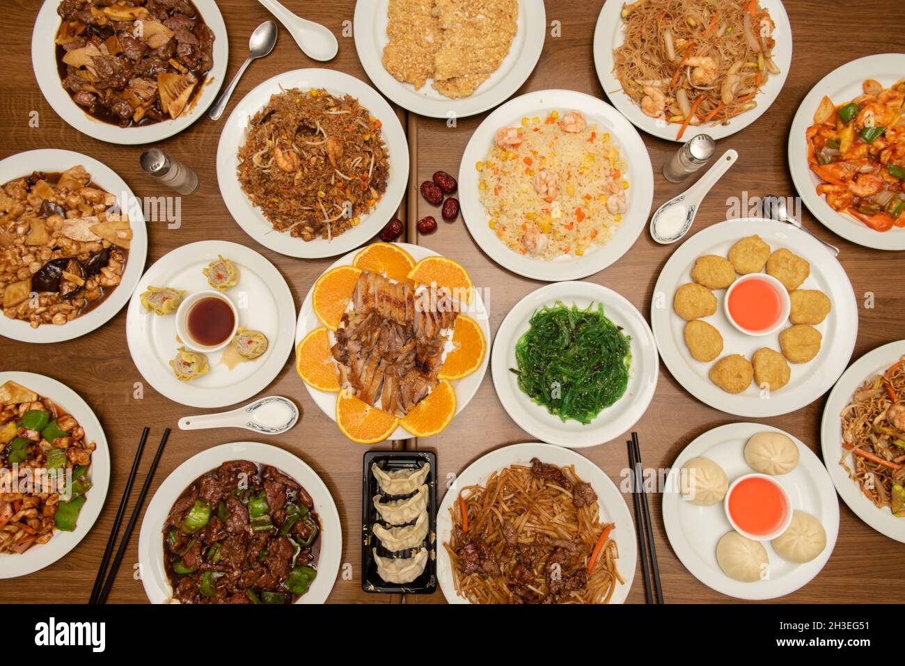 Chinesische Gerichte und Vorspeisen von oben betrachtet, gedünstete Gyozas, Dim Sum, Orangenente, Mandeln, Reis mit Garnelen, Sojasauce, süß-saure Sauce, n Stockfoto