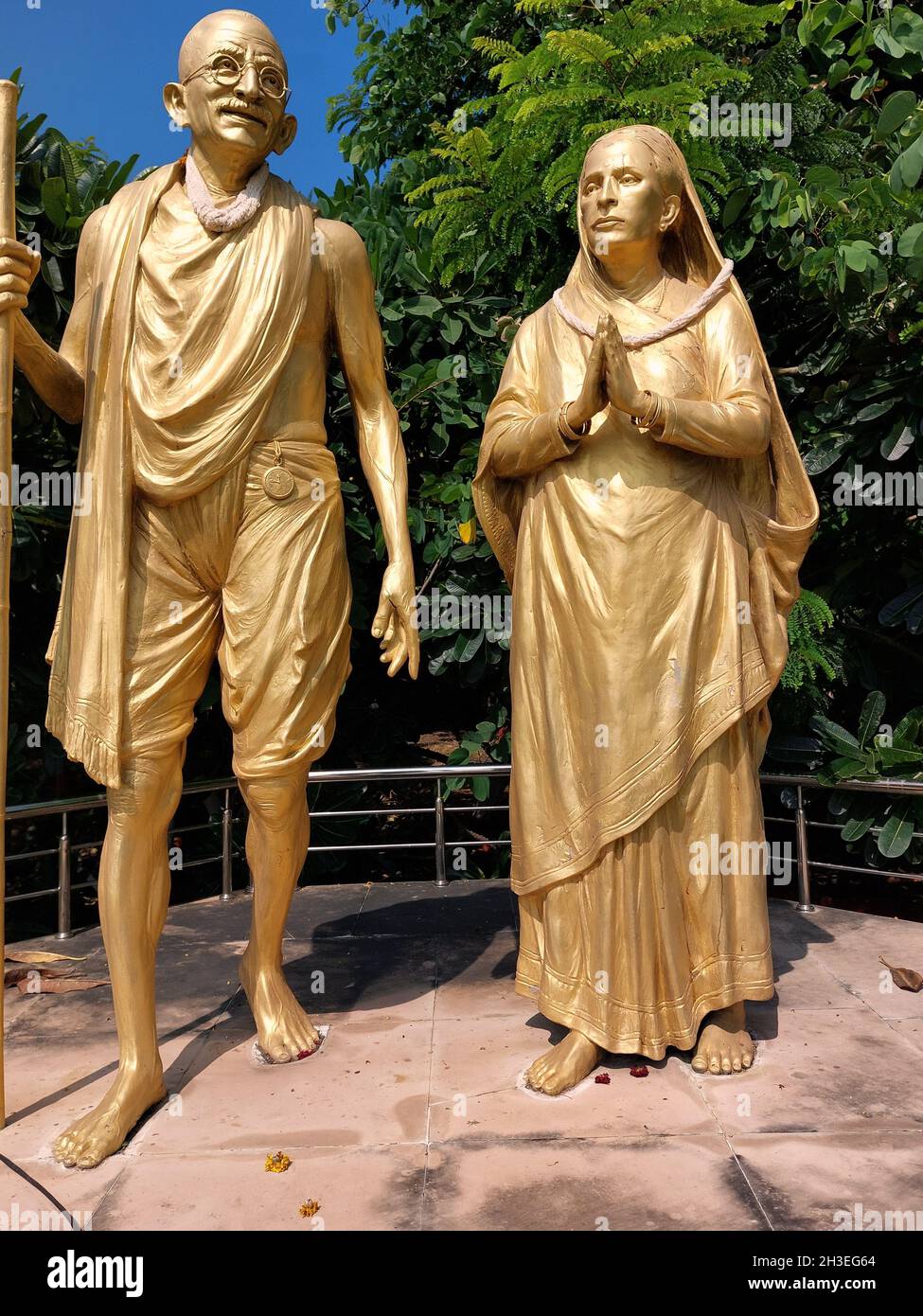 PORBANDAR, INDIEN - 06. Oktober 2021: Eine Statue des Ashram Porbandar Gujarat von Mahatma Gandhiji und seiner religiösen Frau Shri Kastur Ba Sandip Stockfoto