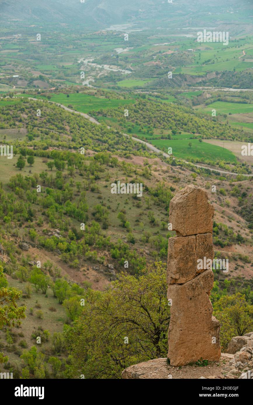 Roter Sandsteinmonolith mit griechischen Inschriften am Fuße des Berges der Götter Stockfoto