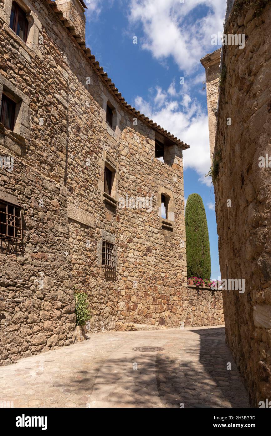 Sonnige Gasse an einem Sommertag in einer malerischen Stadt an der spanischen costa brava Stockfoto