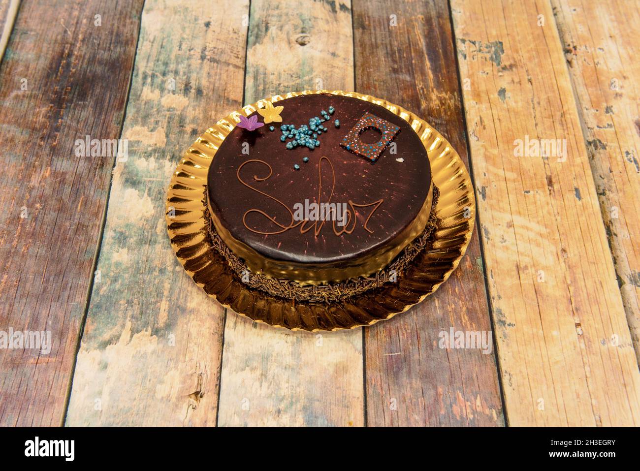 Typisch österreichischer Schokoladenkuchen. Es besteht aus zwei dicken Blättern Schokolade und Butter Biskuit durch eine dünne Schicht von Aprikosenmarmelade und Bucht getrennt Stockfoto