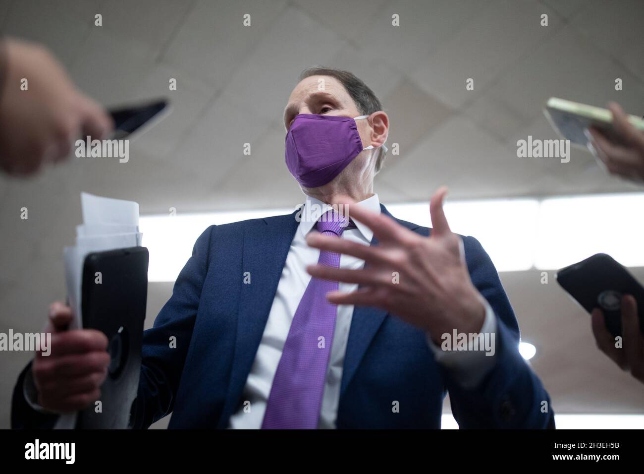 Senator Ron Wyden, ein Demokrat aus Oregon, spricht nach einer Abstimmung auf dem Capitol Hill in Washington, DC, USA, am Mittwoch, den 27. Oktober, mit Journalisten auf der Senate Subway-Plattform. 2021. Die Demokraten im Senat veröffentlichten die Details einer vorgeschlagenen Abgabe auf Milliardäre, einen neuen und logistisch riskanten Steueransatz, von dem die Gesetzgeber hoffen, dass er die Sozialausgaben des Weißen Hauses für Amerikaner mit niedrigem und mittlerem Einkommen finanzieren wird. (Fotograf: Tom Brenner/Pool/Sipa USA) Quelle: SIPA USA/Alamy Live News Stockfoto