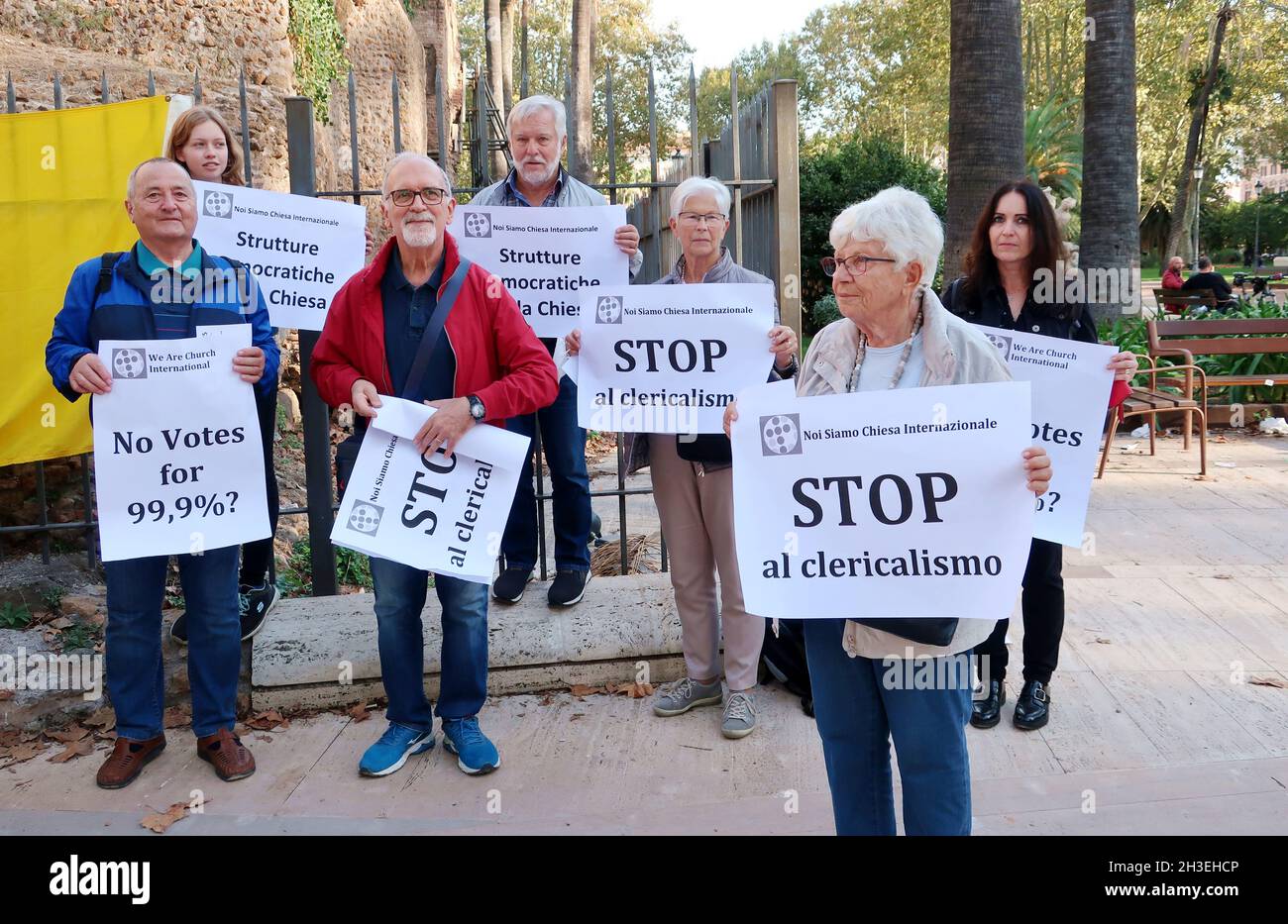 Rom, Italien. Oktober 2021. Wir sind Church International feiert 25 Jahre in Rom, Italien, am 27. Oktober 2021. WAC, eine katholische Organisation, die vom Heiligen Stuhl nicht anerkannt wird, unterstützt den Weg von Papst Franziskus zur Synodalität, indem sie Themen wie die Macht der Frauen in der katholischen Kirche und den Zölibat der Priester auf den Tisch bringt.(Foto: Elisa Gestri/Sipa USA) Quelle: SIPA USA/Alamy Live News Stockfoto