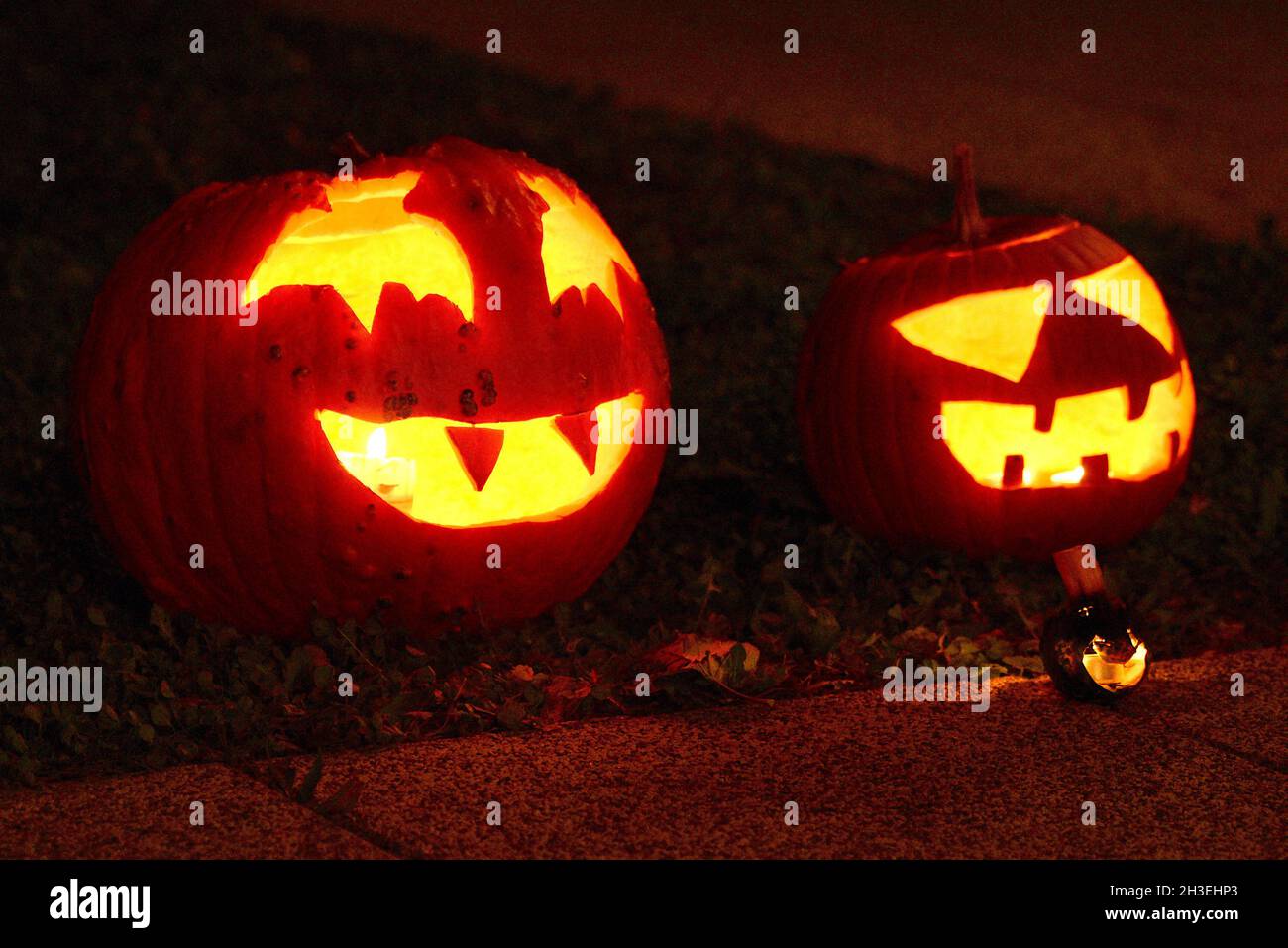 Halloween, Allerheiligen und Totenfest, ist ein traditionelles heidnisches Volksfest, das auf den anglo-keltischen Inseln seinen Ursprung hat und am Abend des 31. Oktober, dem Vorabend des katholischen Allerheiligen, gefeiert wird. Jack o Laternen aus Kürbissen schmücken Häuser und Geschäfte während der Allerheiligen-Zeit und sind eine Freude für Kinder. 26. Oktober 2021 in Straßburg, Nordostfrankreich. Foto von Nicolas Roses/ABACAPRESS.COM Stockfoto