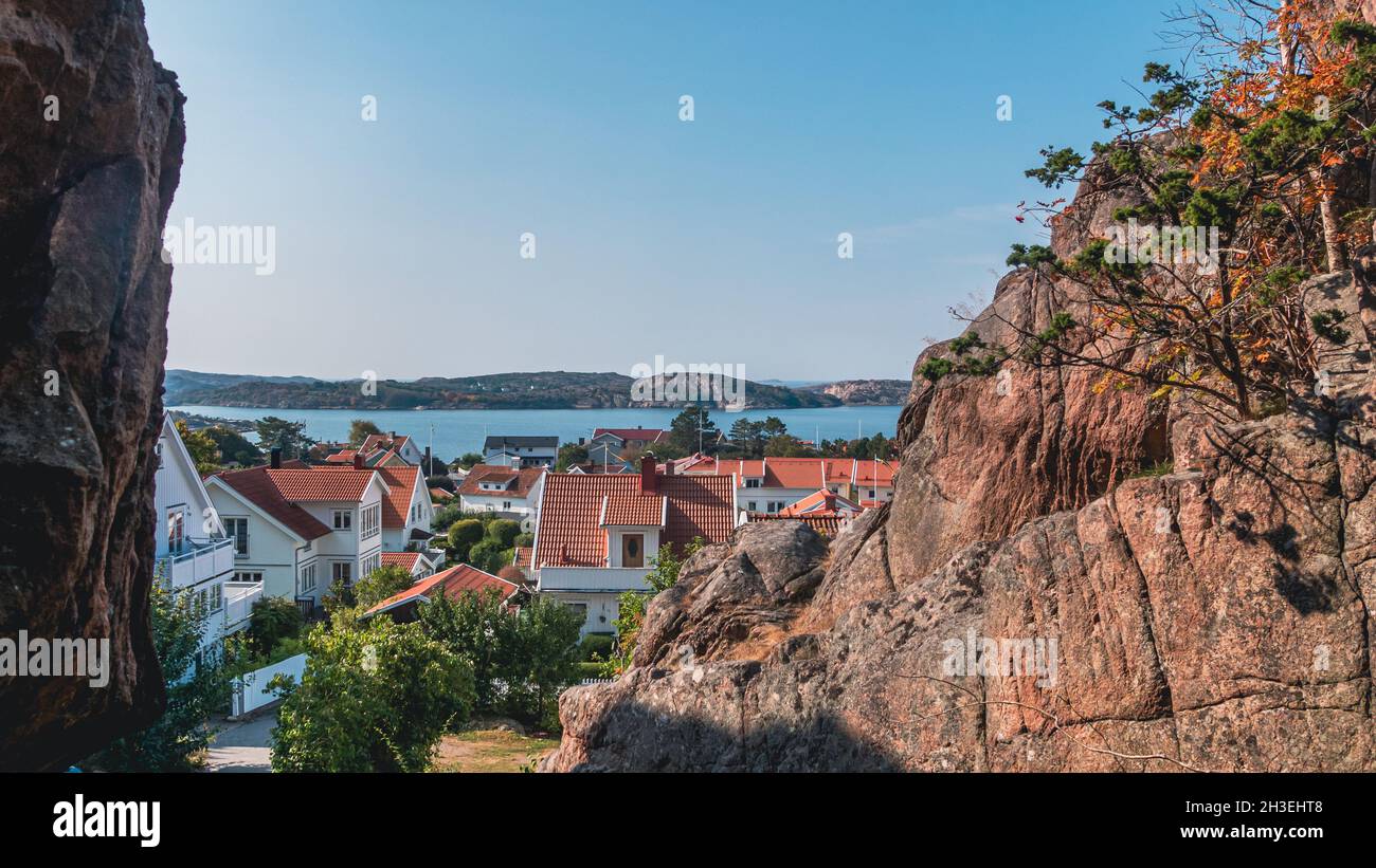 Schöne Aussicht auf ein kleines Dorf mit modernen Häusern in der Nähe des Meeres Stockfoto
