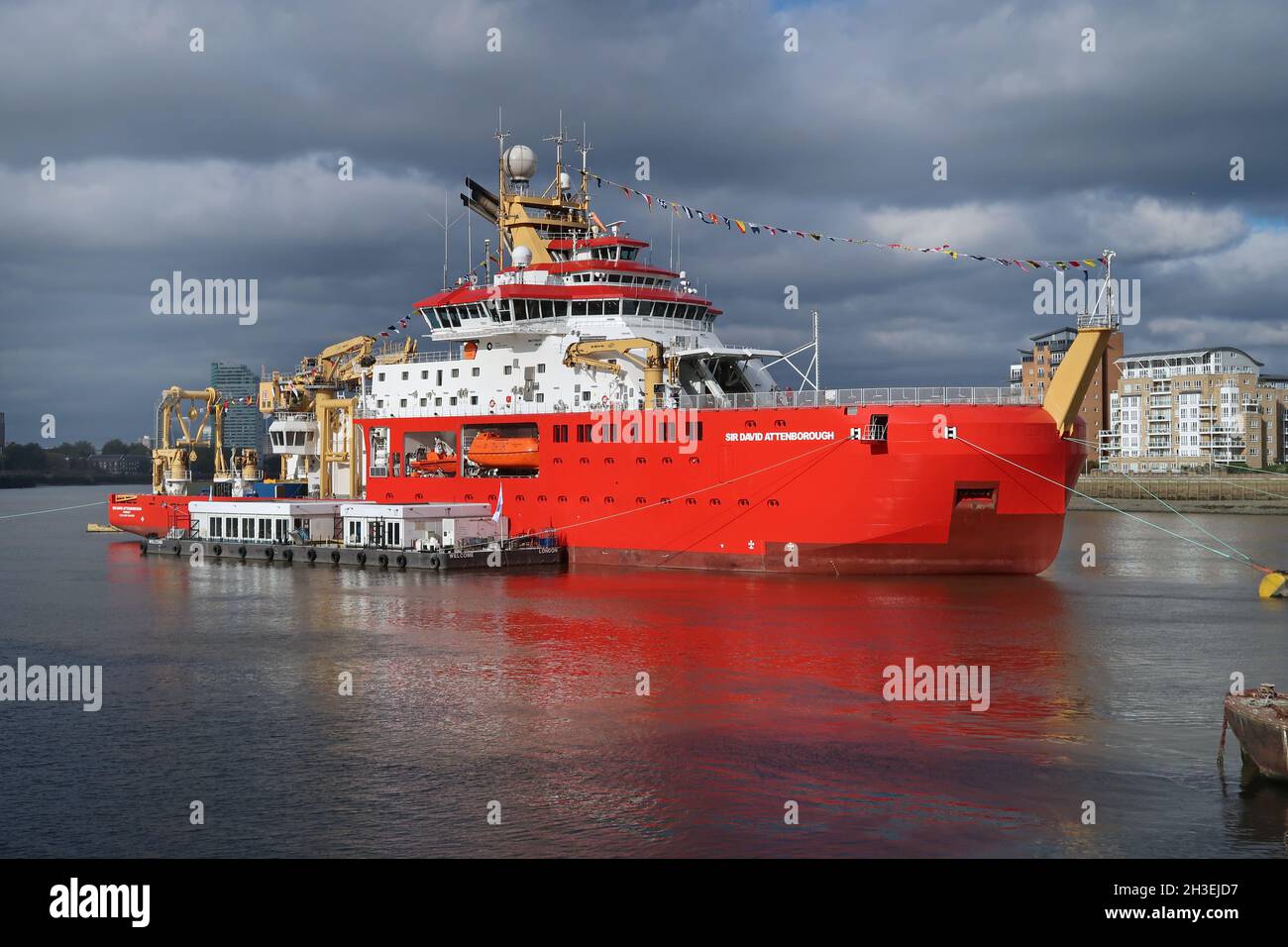 Das neu fertiggestellte Polarforschungsschiff RSS Sir David Attenborough liegt im Oktober 2021 an der Themse in Greenwich Stockfoto