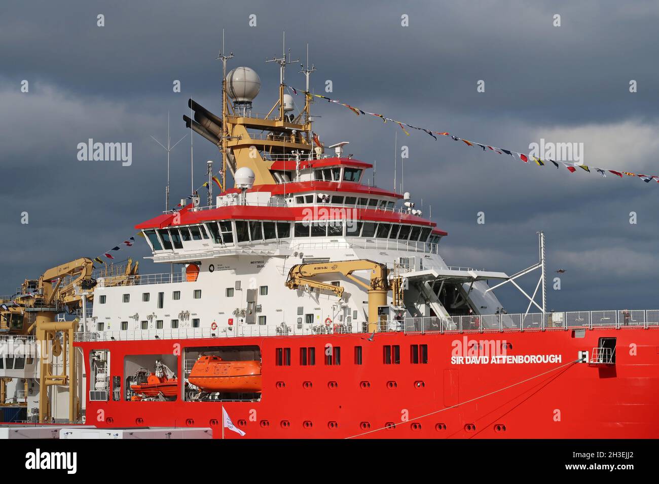 Nahaufnahme des neu fertiggestellten polaren Reserverachsschiffs RSS Sir David Attenborough, der im Oktober 2021 an der Themse in Greenwich festmachte Stockfoto