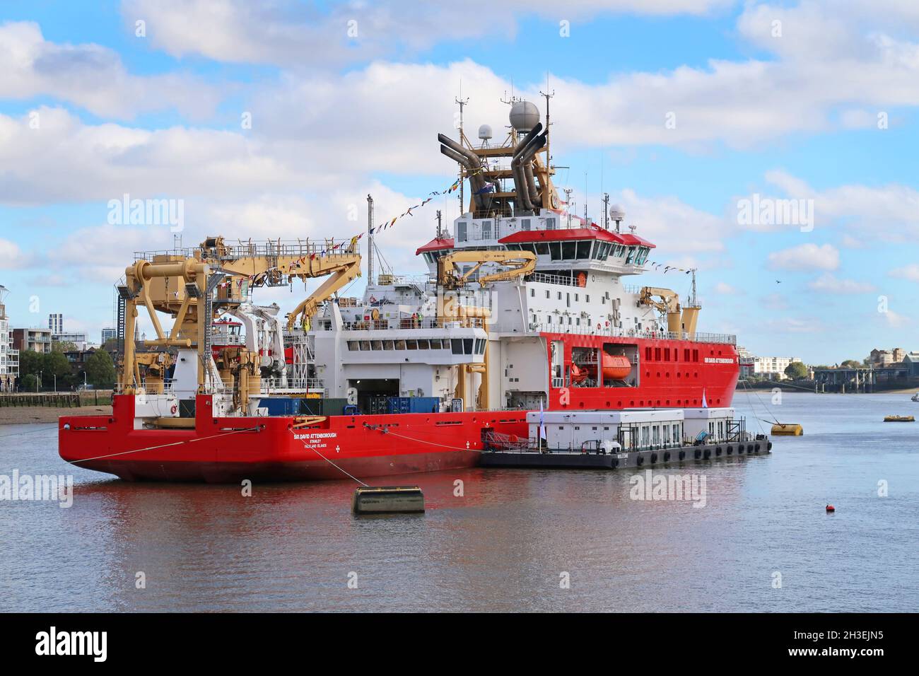 Sternansicht des neu fertiggestellten Polarforschungsschiffs RSS Sir David Attenborough, der im Oktober 2021 an der Themse in Greenwich festmachte Stockfoto