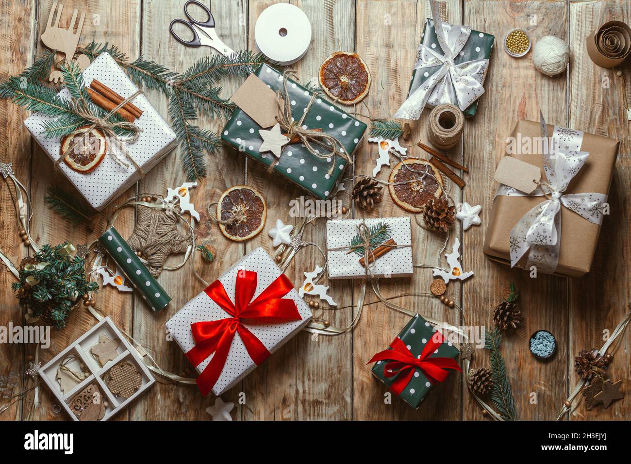 Weihnachts-Accessoires und Neujahr Geschenk auf Holzhintergrund  Stockfotografie - Alamy