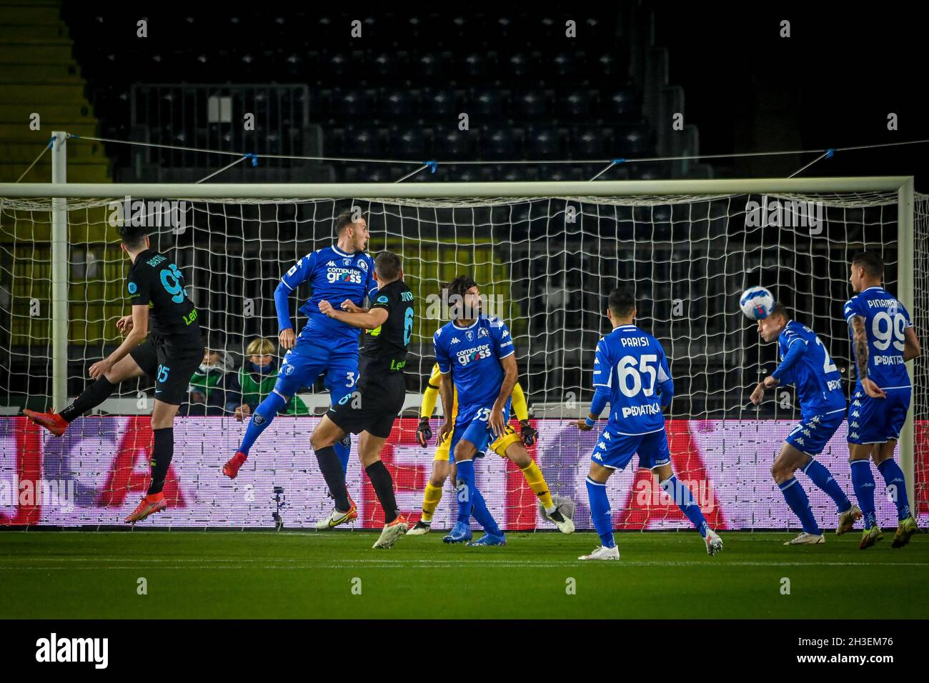 Stadion Carlo Castellani, Empoli, Italien, 27. Oktober 2021, Header von Bastoni Alessandro (inter) während des FC Empoli gegen Inter - FC Internazionale - Ital Stockfoto