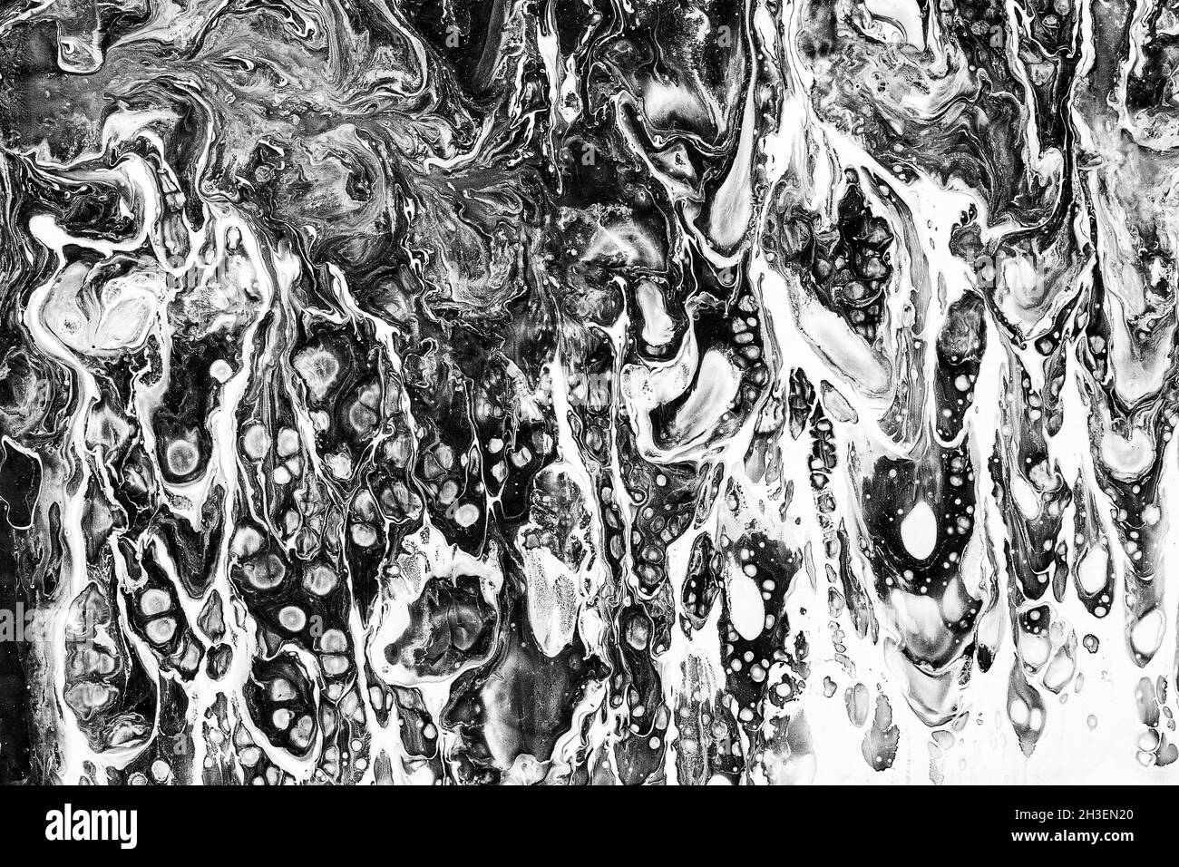 Schwarz-weißer Hintergrund mit Zellen. Handgezeichnete Textur - Acryl Gießen Stockfoto