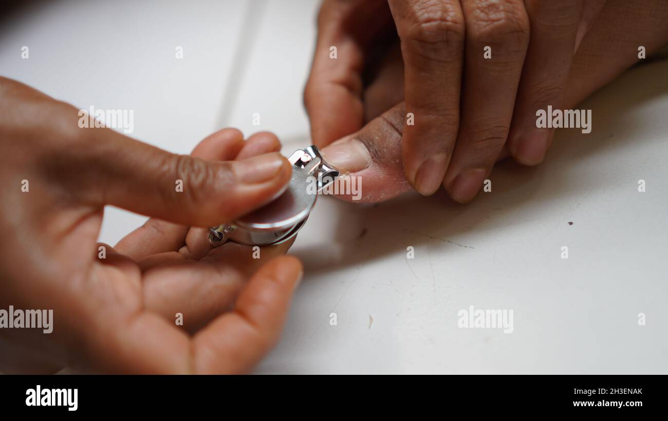 Ein Nagelschneider, der zum Schneiden von Nägeln verwendet wird. Stockfoto