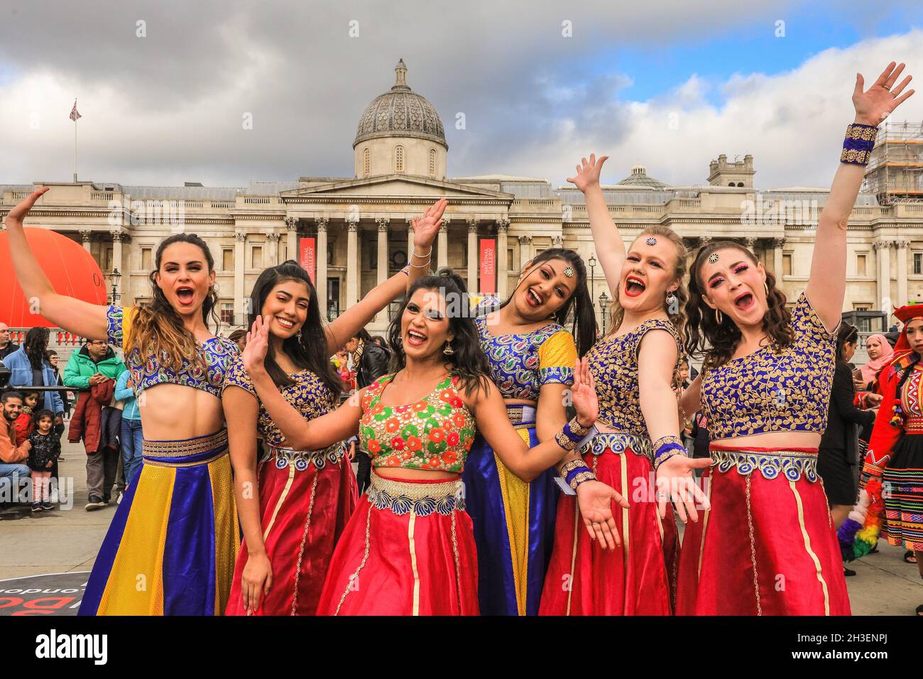 Trafalgar Square, London, Großbritannien. Oktober 2021. Die BollyRed Dance Company bringt mit ihrer Performance Bollywood-Charme und Diwali-Geist auf den Trafalgar Square. Pop Up London ist ein kostenloses Festival mit familienfreundlichen Aufführungen und Aktivitäten in ganz London, das vom Bürgermeister von London unterstützt wird. Kredit: Imageplotter/Alamy Live Nachrichten Stockfoto