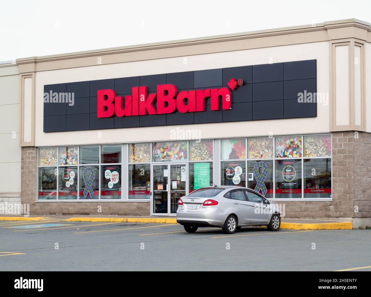 Truro, Kanada - 26. Oktober 2021: BulkBarn Storefront. BulkBarn ist ein kanadisches Großkostgeschäft, das 1982 gegründet wurde. Stockfoto
