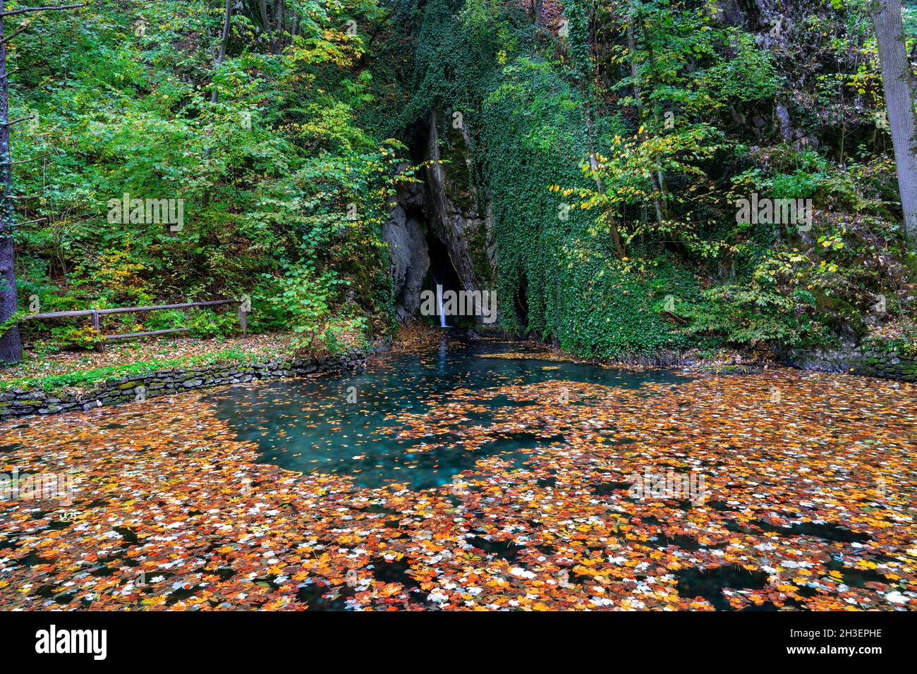 Kleiner Wasserfall im Szalajka Tal Szilvasvarad Ungarn. Stockfoto