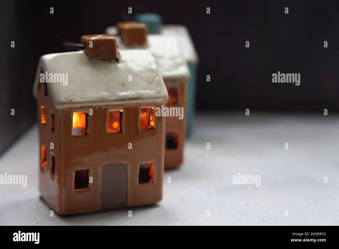 Keramik Weihnachtshaus Kerzenhalter mit brennenden Kerzen dekorieren, Stockfoto