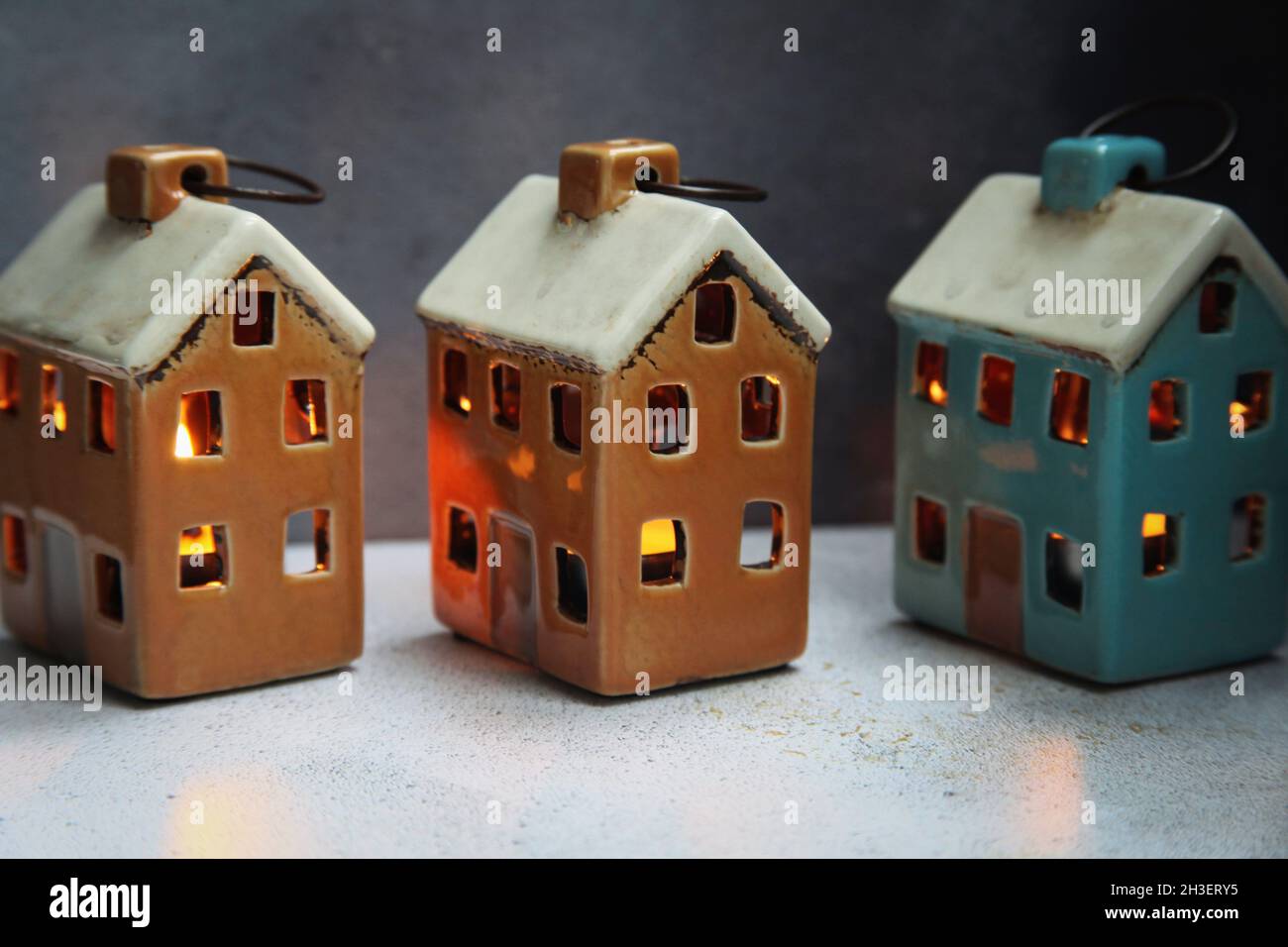 Keramik Weihnachtshaus Kerzenhalter mit brennenden Kerzen dekorieren  Stockfotografie - Alamy