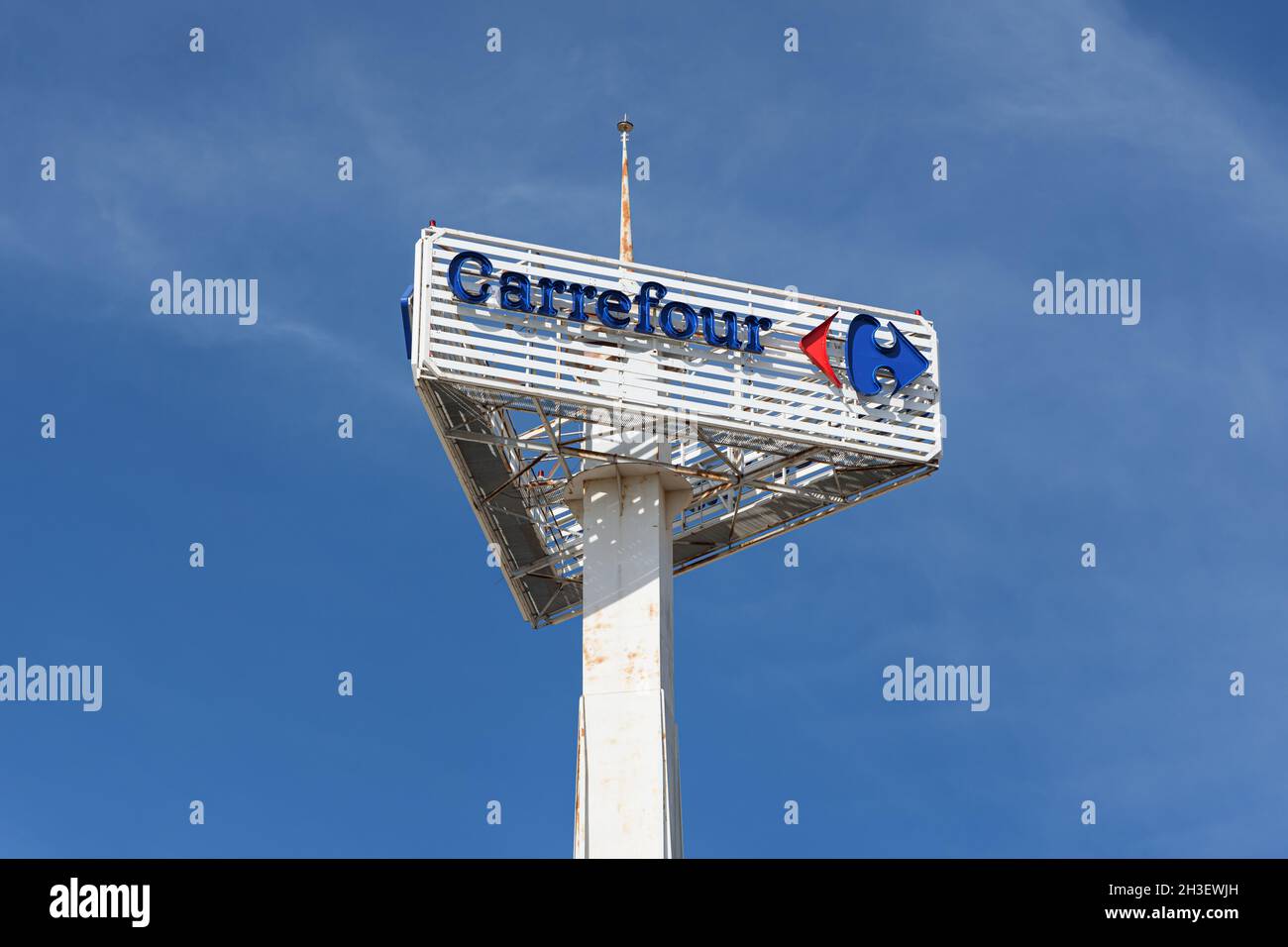 LA ELIANA, SPANIEN - 27. OKTOBER 2021: Carrefour ist ein französisches multinationales Einzelhandelsunternehmen Stockfoto