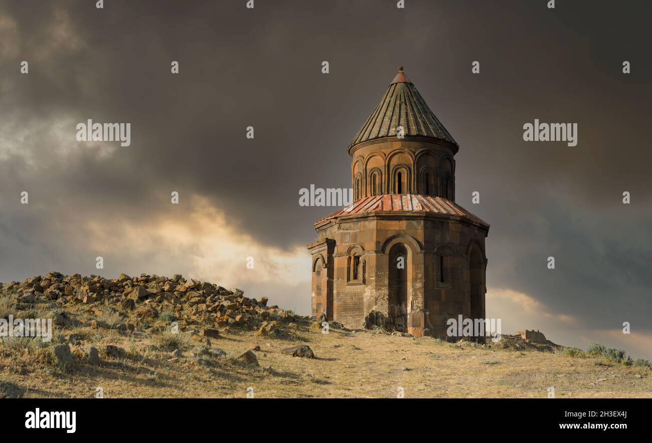 Ein wolkiger Tag in der antiken Stadt Ani. St. Gregory Kirche in plötzlichen Ruinen. Kars, Türkei Stockfoto