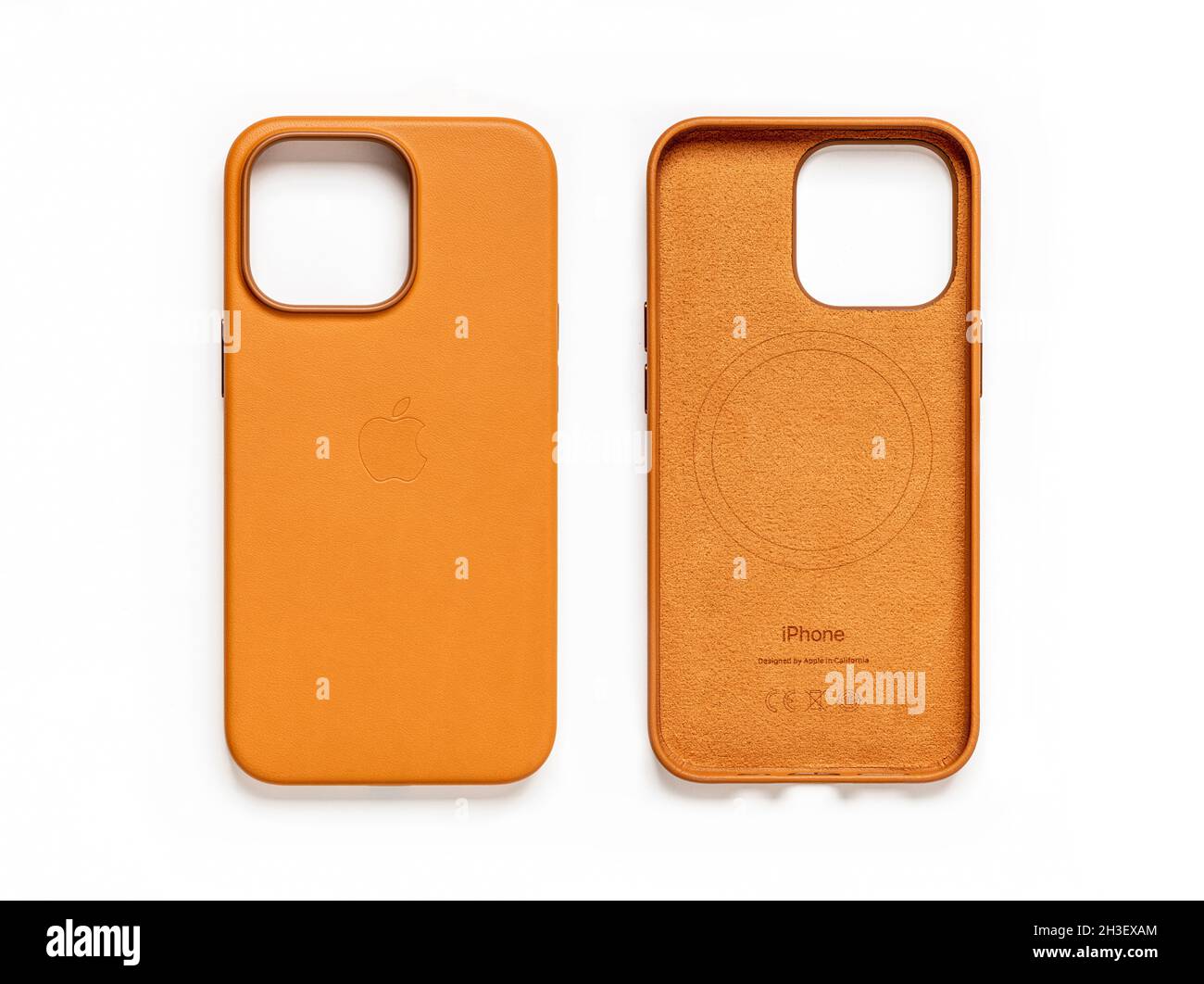 Antalya, Türkei - 28. Oktober 2021: Vorder- und Rückansicht der neu gestalteten Ledertasche Golden Brown für das Apple iPhone 13 Pro auf weißem Hintergrund Stockfoto