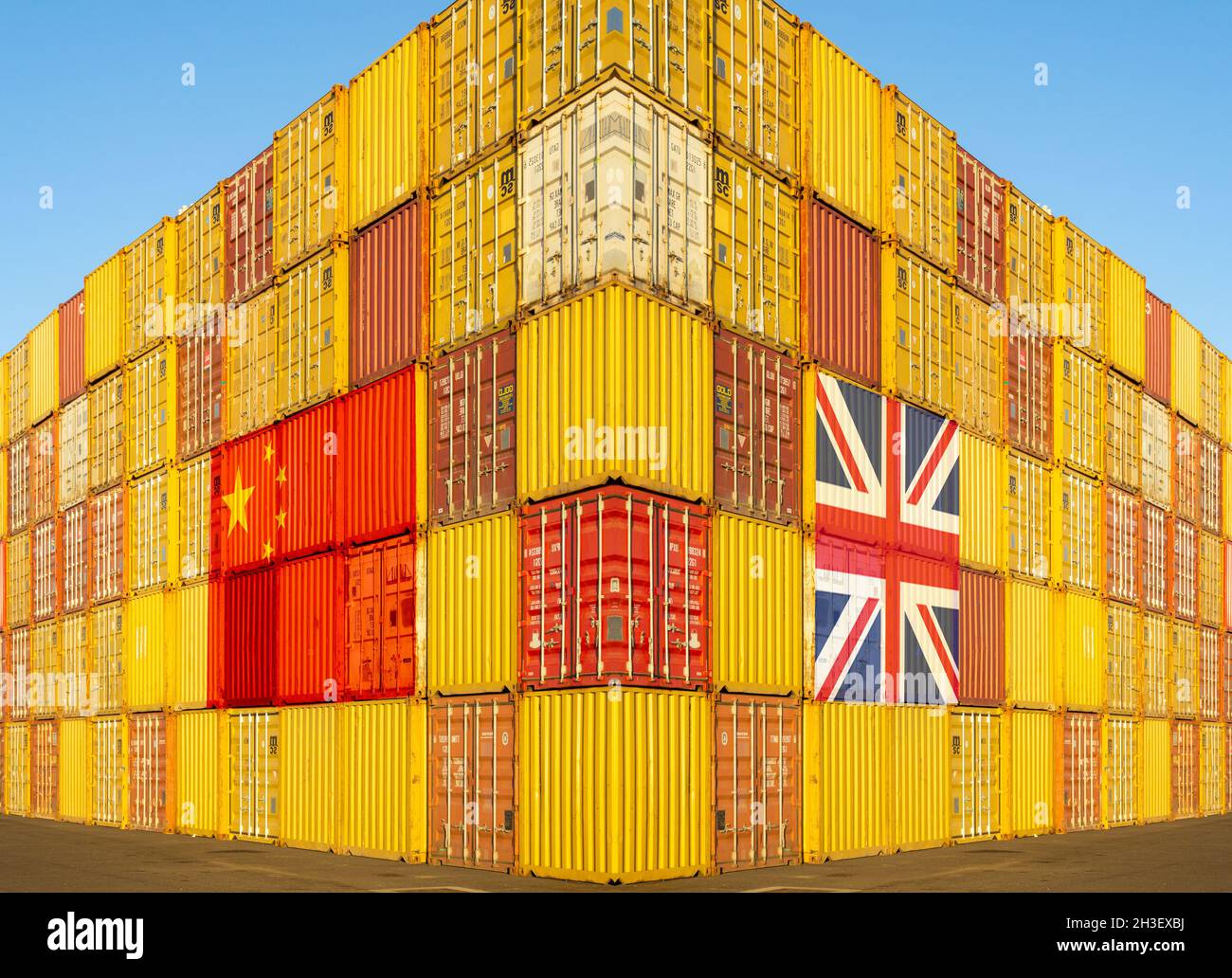 Versand von Containern in Docks mit britischer und chinesischer Flagge. Globaler Mangel an Transportcontainern, Versandkosten, China UK Handel, Post Covid... Konzept Stockfoto