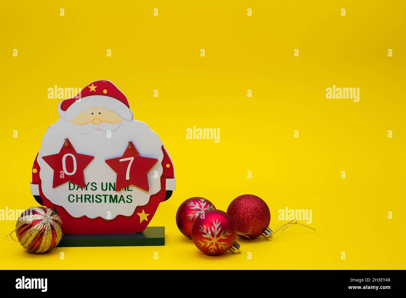 Der Weihnachtskalender zählt die Tage eines hölzernen Weihnachtsmannes Stockfoto