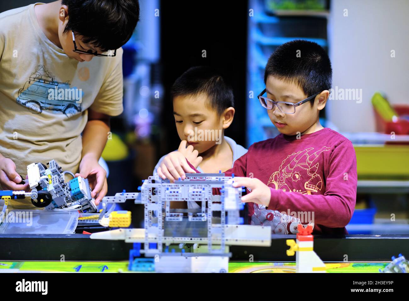 Gruppe von Kindern, die Lego Robotics-Klasse besuchen und Robotermodell bauen und testen Kinder MINT-Bildung und kreative Wissenschaft Experimente Spaß. Stockfoto