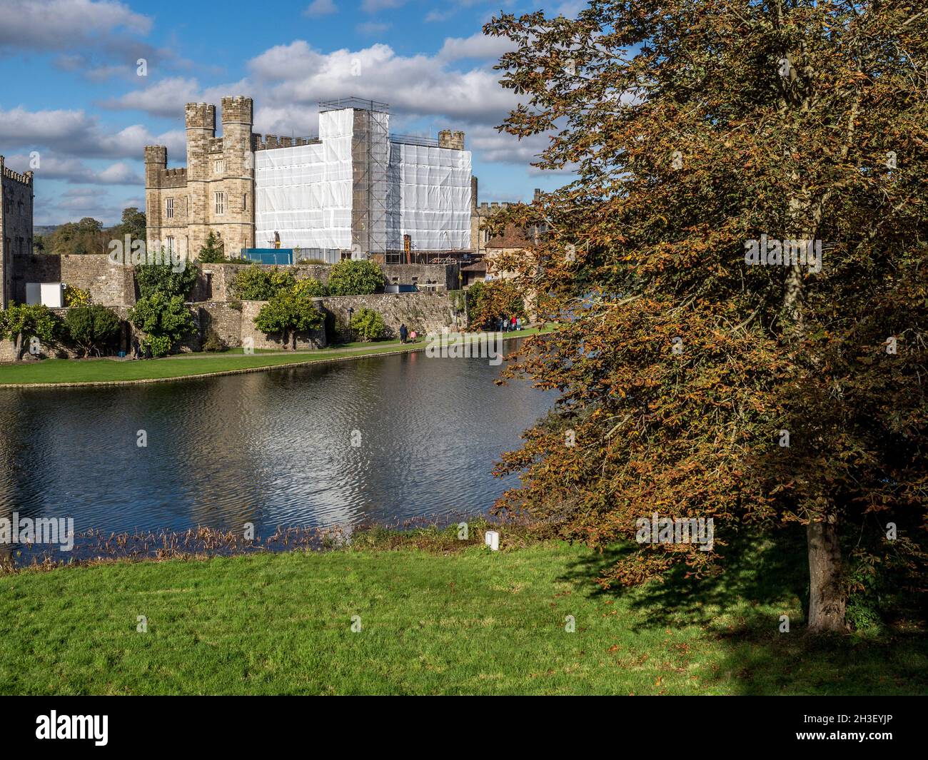 Maidstone, Kent, Großbritannien. Oktober 2021. UK Wetter: Ein sonniger Nachmittag mit lebhaften Herbstfarben im Leeds Castle in Kent. Die Burg wurde teilweise in Vorbereitung auf das jährliche Feuerwerk eingewickelt. Kredit: James Bell/Alamy Live Nachrichten Stockfoto