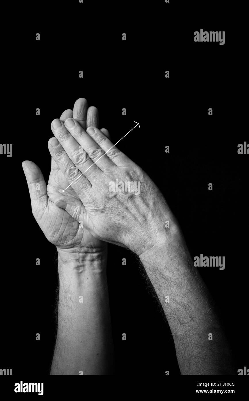 Dramatische s+W-Bild der männlichen Hand Fingerbuchstabierung BSL britische Gebärdensprache Buchstabe H isoliert vor dunklem Hintergrund Stockfoto