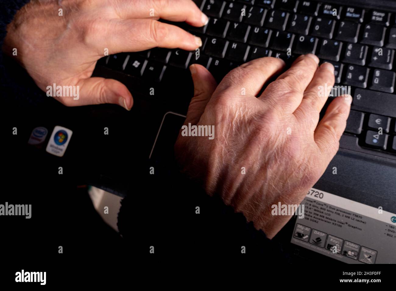 Nahaufnahme des Mannes, der die Hände am Computer hält. Venedig, Italien, 28. Oktober 2021. (MVS) Stockfoto