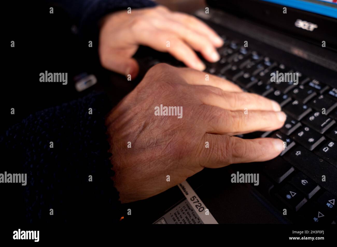 Nahaufnahme des Mannes, der die Hände am Computer hält. Venedig, Italien, 28. Oktober 2021. (MVS) Stockfoto