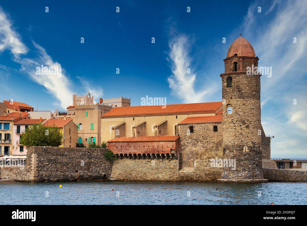 Der bunte Hafen von Collioure und sein mittelalterlicher Glockenturm, Frankreich Stockfoto