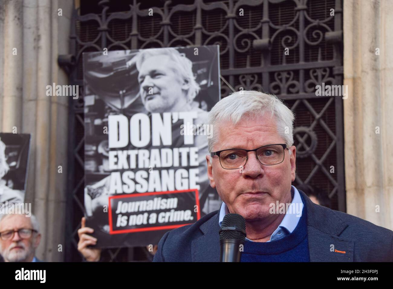 London, Großbritannien. Oktober 2021. WikiLeaks-Chefredakteur Kristinn Hrafnsson spricht am zweiten Tag der Anhörung von Julian Assange vor den königlichen Gerichtshöfen mit der Presse. Die US-Regierung legte Berufung gegen die Entscheidung ein, den WikiLeaks-Gründer nicht auszuliefern. Kredit: Vuk Valcic / Alamy Live Nachrichten Stockfoto