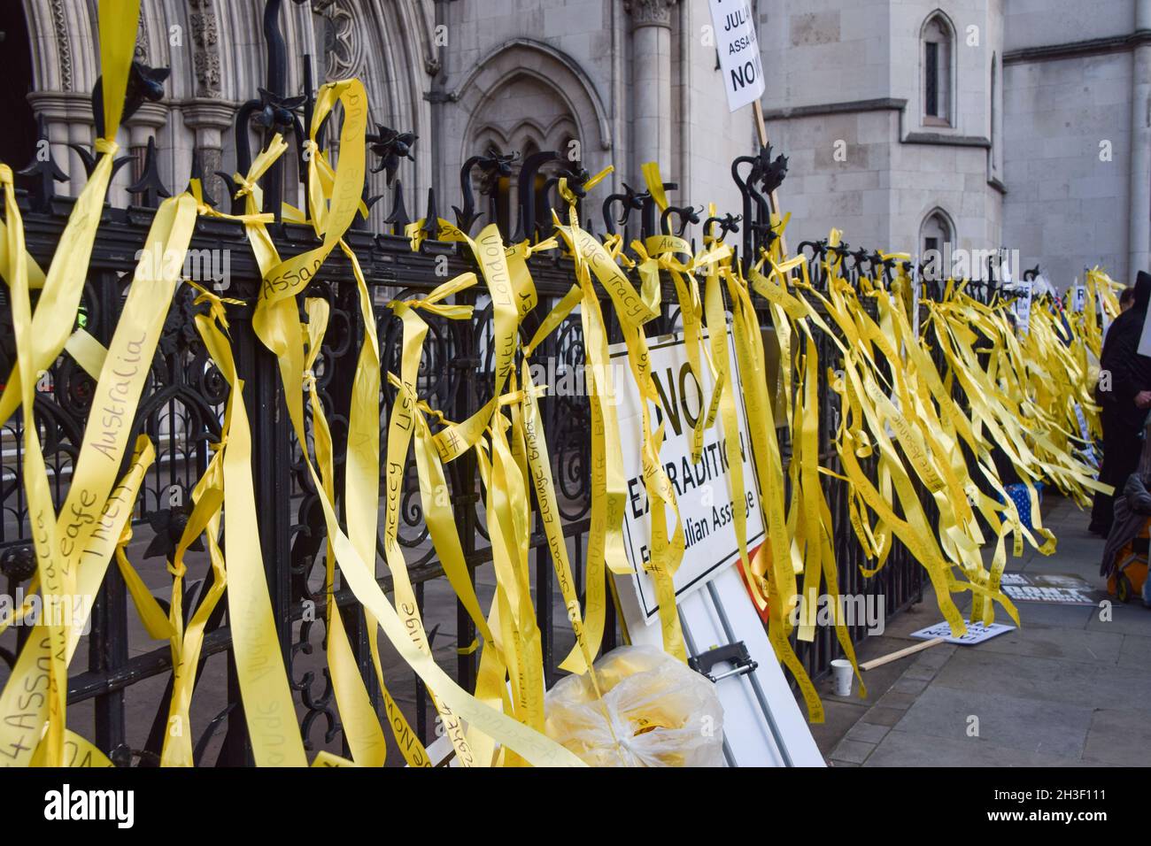 London, Großbritannien. Oktober 2021. Am zweiten Tag der Anhörung von Julian Assange erhalten Assange-Bänder vor den königlichen Gerichtshöfen kostenlos. Die US-Regierung legte Berufung gegen die Entscheidung ein, den WikiLeaks-Gründer nicht auszuliefern. Kredit: Vuk Valcic / Alamy Live Nachrichten Stockfoto