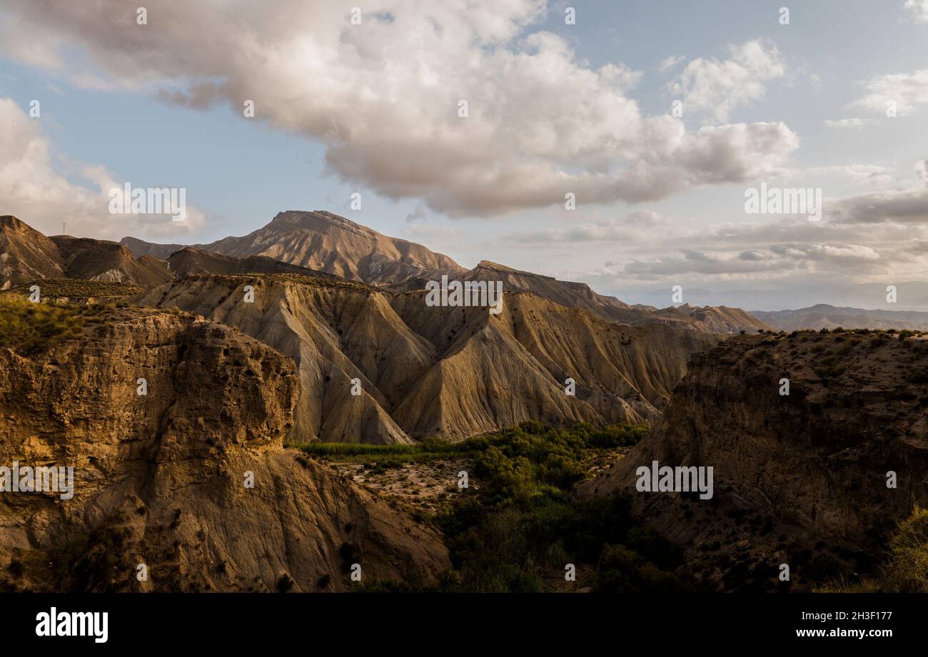 Landschaft der Wüste von Tabernas in Almeria, Spanien, gegen bewölkten Himmel Stockfoto