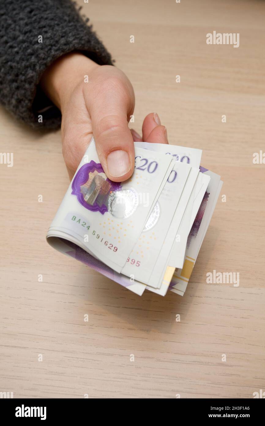 Bargeld in der Hand. großbritannien Stockfoto