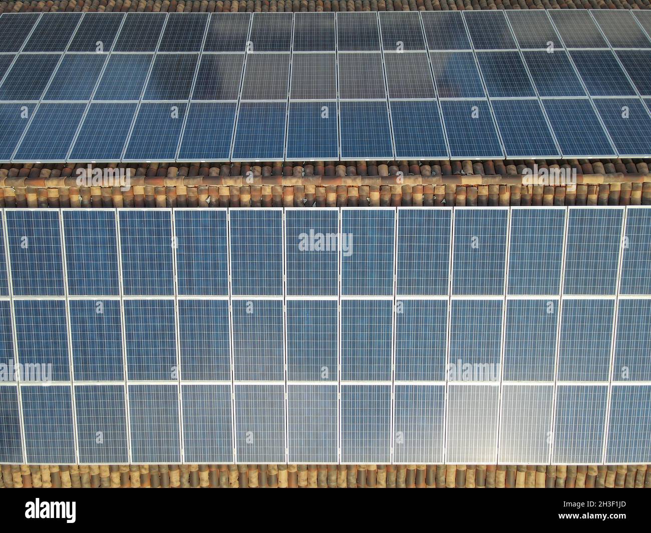 Sonnenkollektoren für erneuerbare Energie auf dem Dach eines Hauses Stockfoto