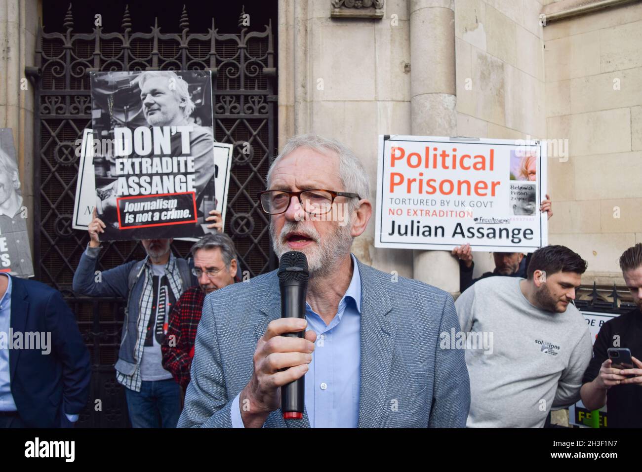 London, Großbritannien. Oktober 2021. Jeremy Corbyn spricht am zweiten Tag der Anhörung von Julian Assange vor den königlichen Gerichtshöfen mit der Presse. Die US-Regierung legte Berufung gegen die Entscheidung ein, den WikiLeaks-Gründer nicht auszuliefern. Kredit: Vuk Valcic / Alamy Live Nachrichten Stockfoto