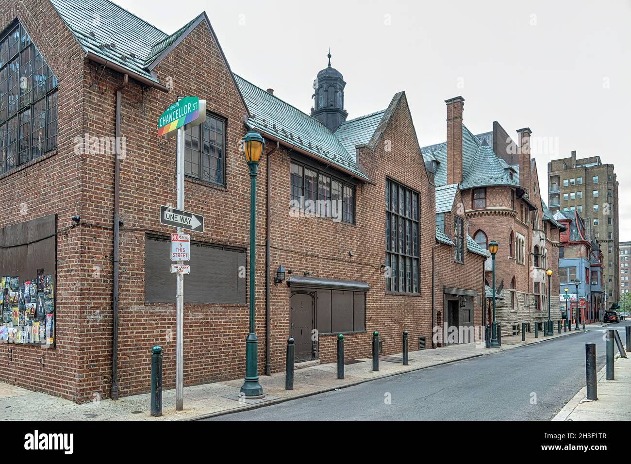 1322 Chancellor Street (links) und 1321 Locust Street haben markante South Juniper Street façades. In dem ehemaligen Gebäude befanden sich die Architekten Mellor und Meigs' Firm. Stockfoto