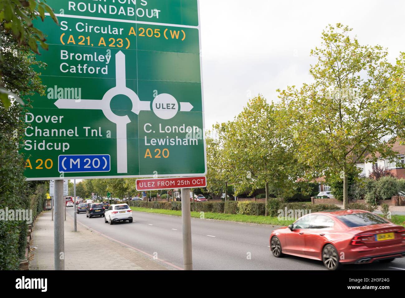 Ultra Low Emission Zone die ULEZ-Zone erstreckt sich in eine 18-mal größere Zone als die ursprüngliche Zone im Zentrum Londons und führt auf die Nord- und Südstraße, London England, Großbritannien Stockfoto