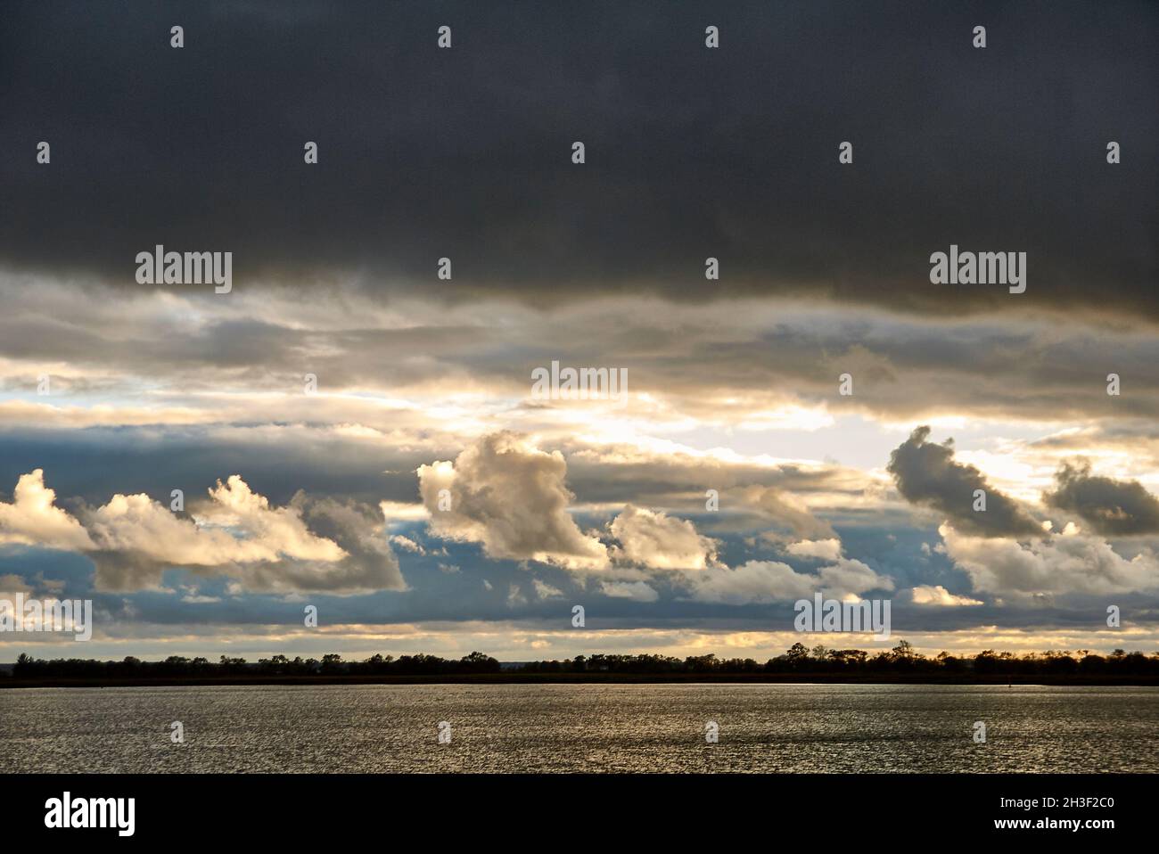 Dramatische Wolken über dem Südufer des Barther Boddens auf Darss. Stockfoto